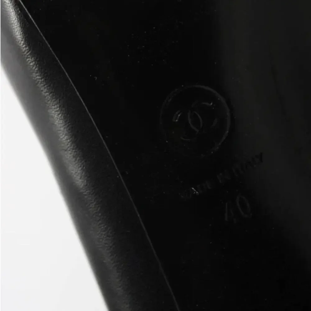CHANEL title black